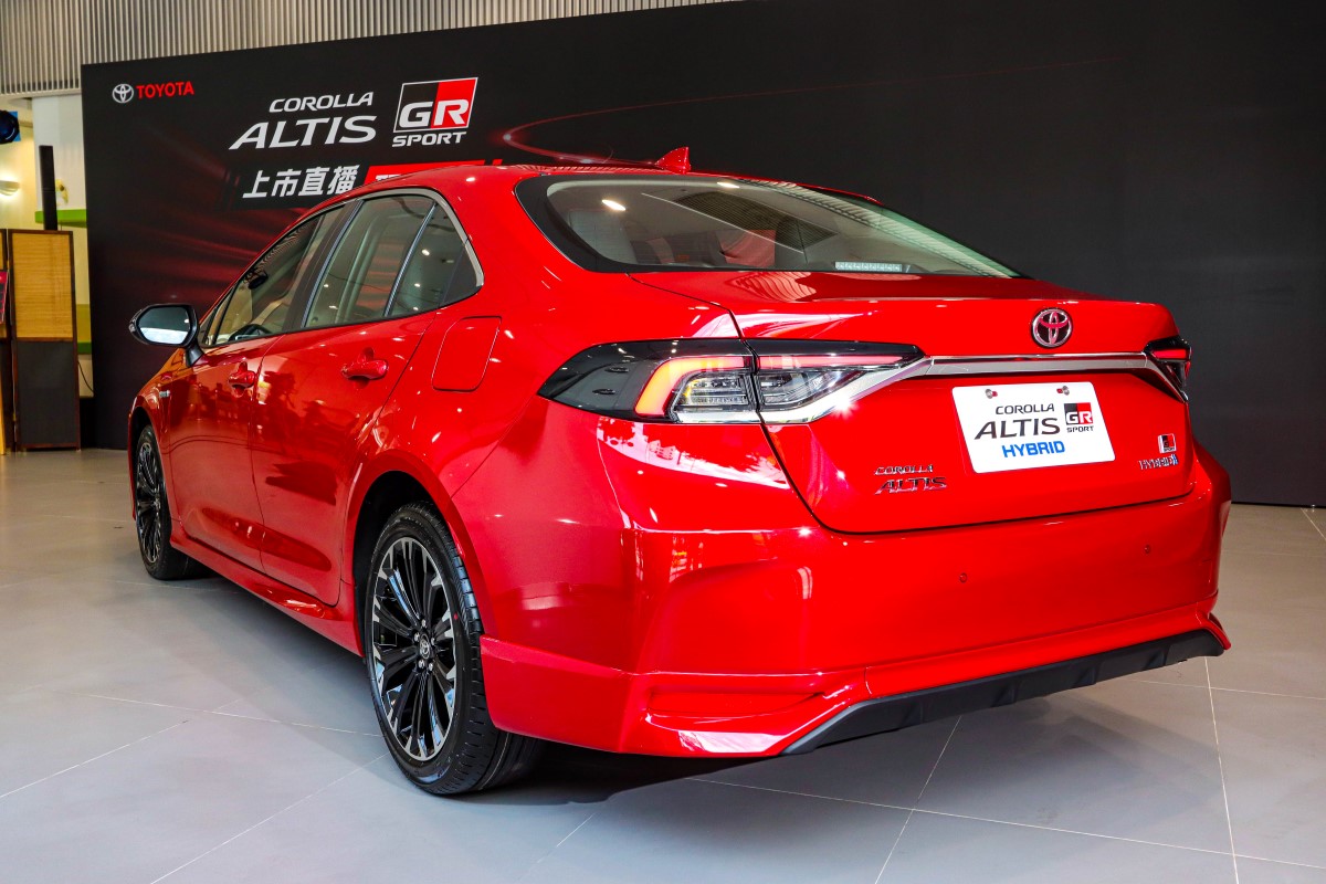 全球首發 Gr團隊專業調校 建議售價汽油 8萬元 Hybrid 87 5萬元 Topcar Tw